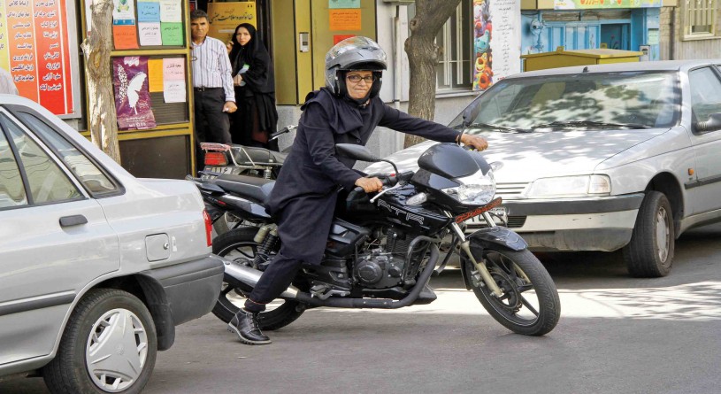 زنان نمی‌توانند گواهینامه موتورسیکلت دریافت کنند