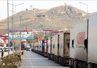 صف ۱۲۰۰ کامیونی و معطلی دو هفته‌ای در مرز بازرگان