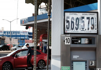 بایدن افزایش قیمت سوخت را گردن پوتین انداخت